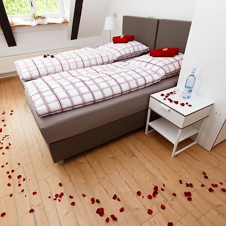 Pension Altes Burghotel Neustadt-Glewe Buitenkant foto